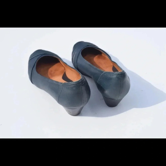 Clarks low wedges - Picture 3 of 8